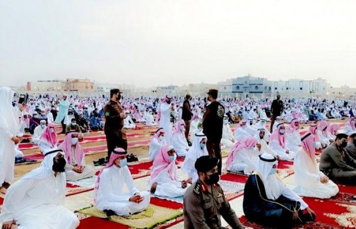 شاهد من ينبع.. جموع المصلين يؤدون صلاة العيد وفق إجراءات منع انتشار كورونا