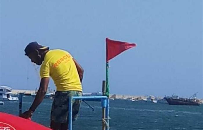 بعد غرق 6 مواطنين في العجمي .. شواطئ الإسكندرية ترفع الرايات الحمراء (صور)