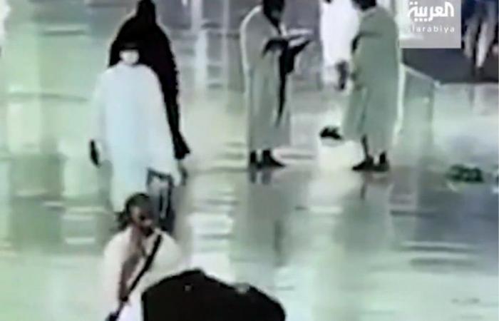 شاهد .. لقطة إنسانية لمتطوعة سعودية في المسجد الحرام تحظى بإشادة واسعة