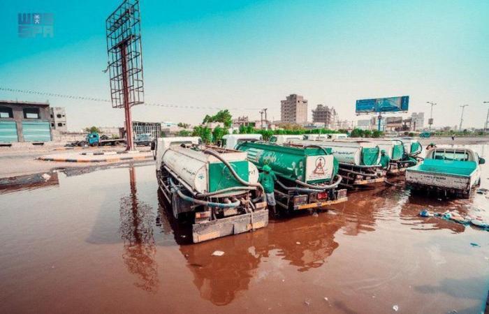 بالصور.. البرنامج السعودي لإعمار اليمن يكثّف جهوده لإزاحة تجمعات مياه الأمطار في عدن