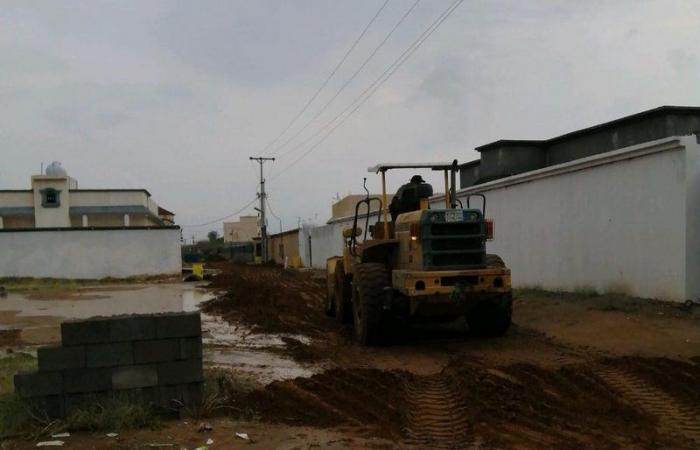 جهود حثيثة لـ"بلدية صامطة" لمواجهة الأمطار وإصلاح وردم المستنقعات والحُفر