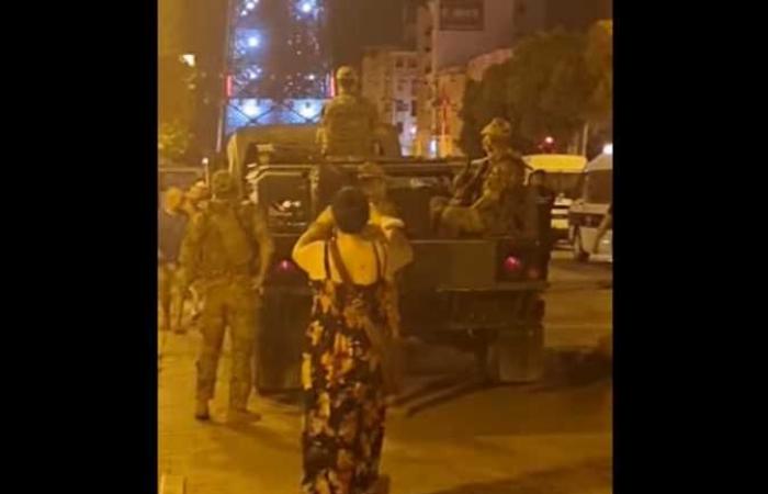 بالهتافات والزغاريد.. التونسيون يستقبلون الجيش في شوارع العاصمة (فيديو)