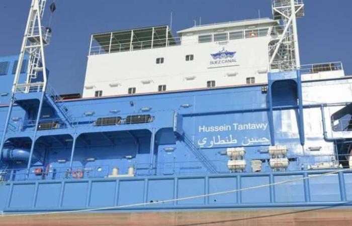 الكراكة «حسين طنطاوي» تصل قناة السويس استعدادًا للانضمامها لأسطول الهيئة (صور)