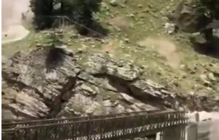 فيديو مخيف.. شاهد ما فعلته صخرة ضخمة بجسر في الهند