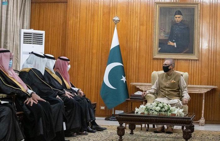 بالصور.. الرئيس الباكستاني يستقبل وزير الخارجية ويستعرض العلاقات الثنائية
