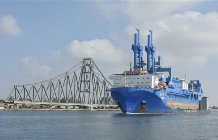 الكراكة «حسين طنطاوي» تصل قناة السويس استعدادًا للانضمامها لأسطول الهيئة (صور)