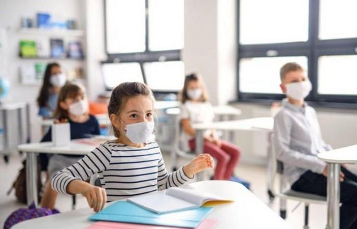 "اليونيسيف" تدعو إلى إعادة فتح المدارس وعدم الانتظار لما بعد تطعيم الطلاب