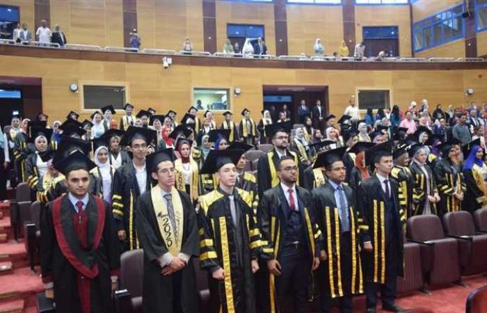 رئيس جامعة سوهاج يشهد حفل تخرج الدفعة الثالثة من طلاب الصيدلة