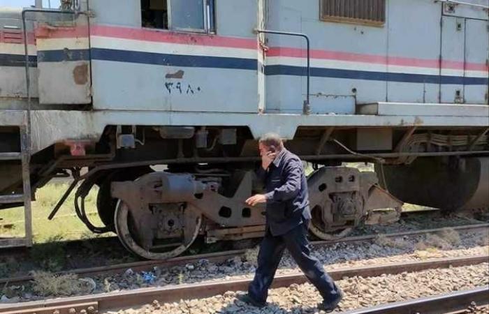 اصطدام قطار ركاب بالصدادات الخرسانية في محطة نجع حمادي (صور وفيديو)