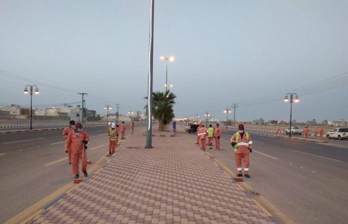 بعد موجة الغبار.. "بلدية الأفلاج" تكثف جهودها في تنظيف الطرقات وإزالة الأتربة