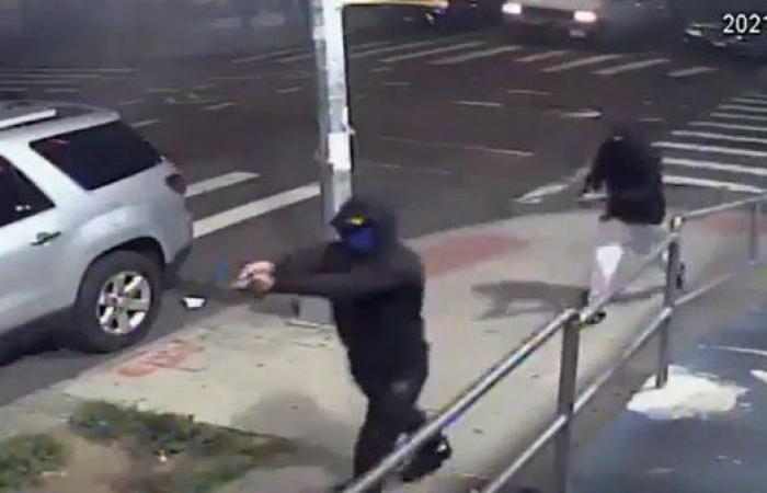 فيديو.. مسلحان يطلقان وابلًا من الرصاص بنيويورك وإصابة 10 أشخاص