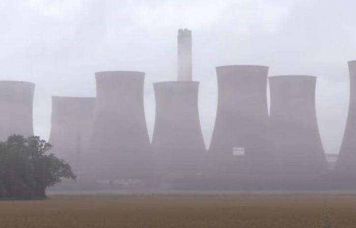 بالفيديو.. لحظة تفجير أبراج تبريد عملاقة بمحطة كهرباء شمال إنجلترا