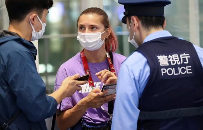 فيديو.. لحظة هروب عدّاءة بيلاروسيا في مطار طوكيو واحتمائها بالشرطة