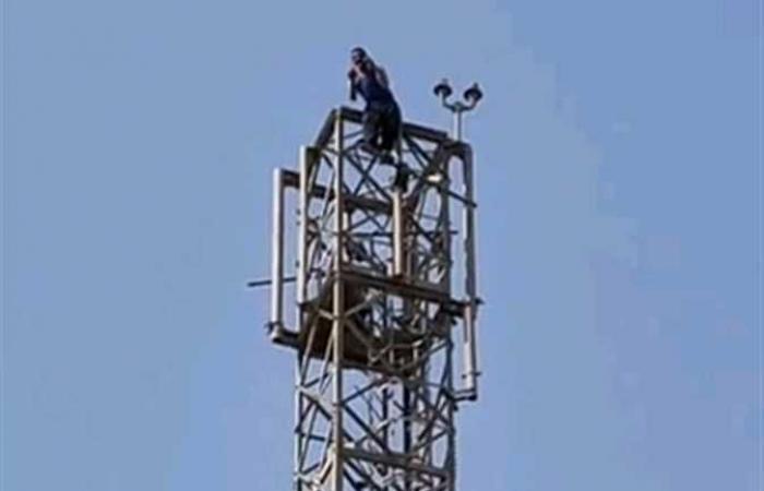 بعد حل مشكلة الأول.. مواطن آخر يصعد برج محمول ويهدد بالانتحار في الدقهلية