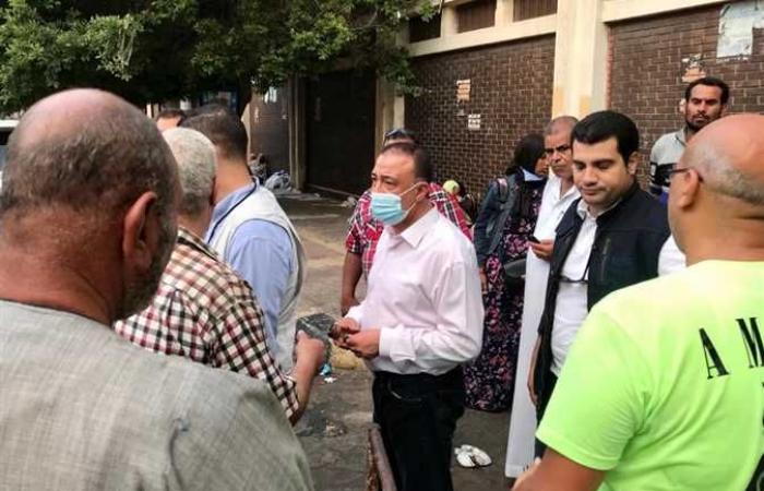 بسبب افتراشهم الرصيف .. محافظ الإسكندرية يعنف مرافقي مرضى مستشفى الشاطبي (صور)