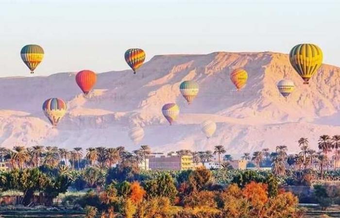 رغم ارتفاع درجات الحرارة.. إقلاع 6 رحلات بالون تقل 105 سائحا غرب الأقصر  