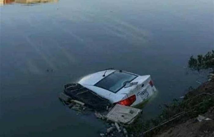 شاهد.. فيديو لحظة سقوط سيارة عريس وعروسته بترعة في البحيرة