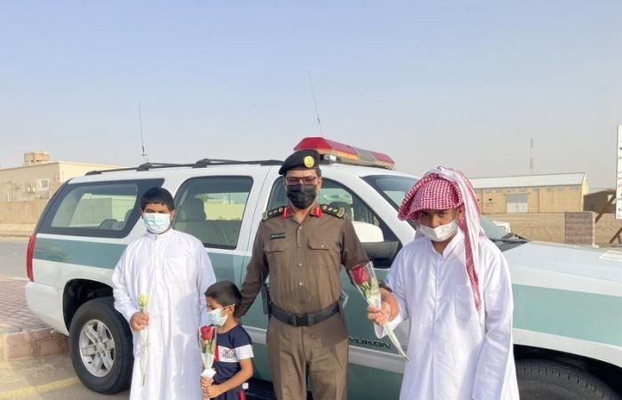 في أول يوم دراسي.. مرور الأفلاج يستقبل الطلاب بالورود