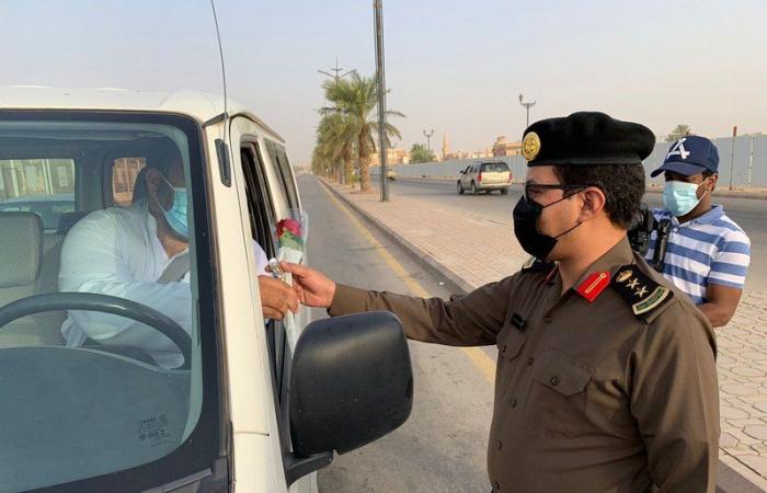 في أول يوم دراسي.. مرور الأفلاج يستقبل الطلاب بالورود