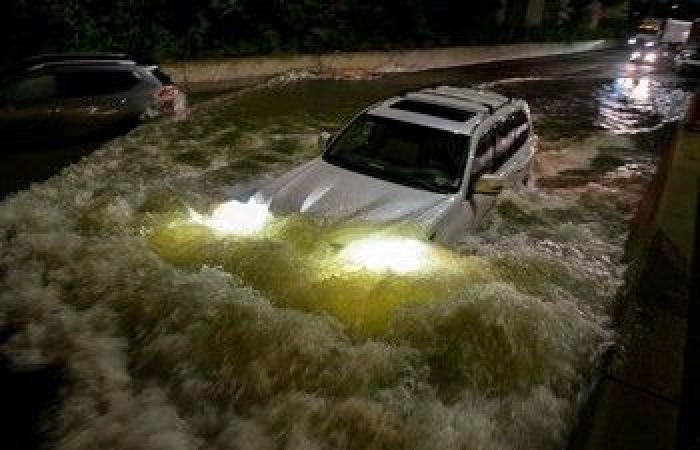 الأسبوع في 12 صورة: رحيل آخر جنود الأمريكان.. و"البقرة الطائرة" تعبر جبال سويسرا