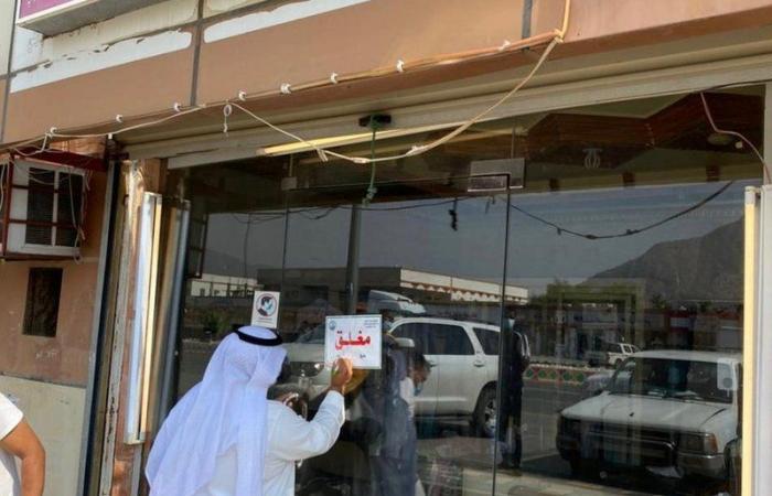 "بلدية بارق" تغلق مجمعًا تجاريًا تسبب في تشوهات بصرية