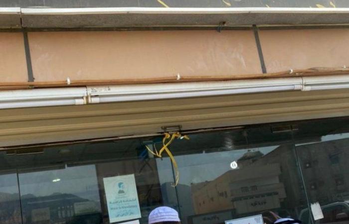 "بلدية بارق" تغلق مجمعًا تجاريًا تسبب في تشوهات بصرية