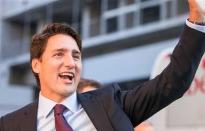 بسبب إجراءات كورونا.. محتجون يلقون الحجارة على رئيس وزراء كندا (فيديو)