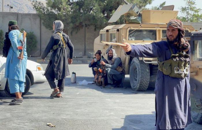 بعد صورة الرشاش في وجه المتظاهرة.. "طالبان" تحذّر: مقاتلونا لا يعرفون التعامل