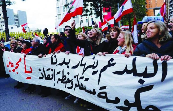حكومة جديدة في لبنان بعد فراغ عمق الانهيار الاقتصادي