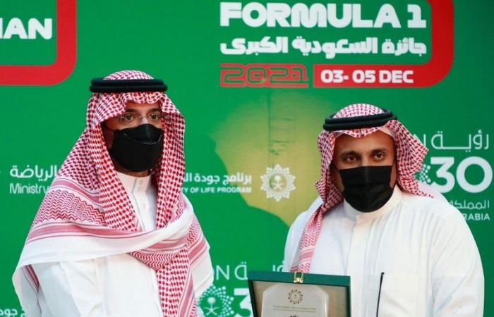 محافظ جدة يضع أولى قطع الليغو لبناء أكبر مجسّم فورمولا 1