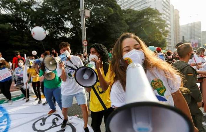 الحكومة البرازيلية تعلن رغبتها في وقف تطعيم معظم المراهقين من مرض كورونا