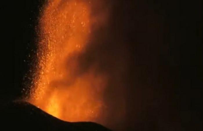 بالفيديو.. ثوران بركان في جزيرة لا بالما بالكناري.. والحمم تدمر مئات البيوت استمرار وعمليات الإجلاء