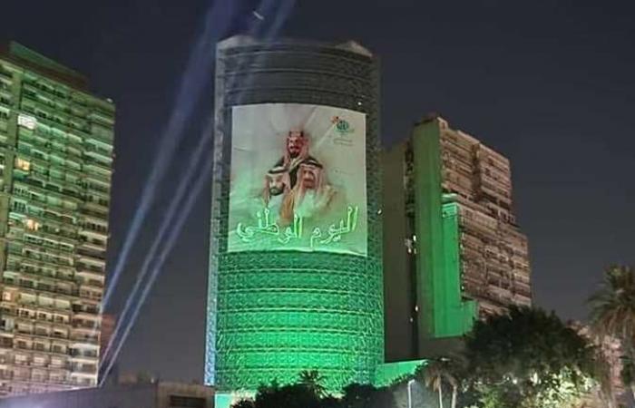 إضاءة مبنى السفارة السعودية في القاهرة باللون الأخضر (صور)