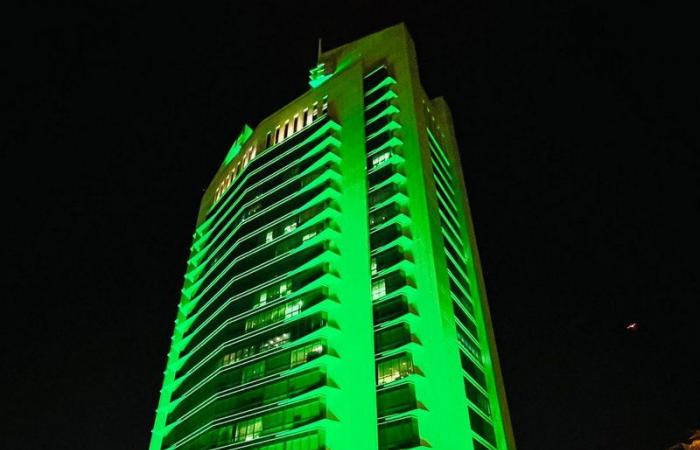 بالصور .. صور القيادة الرشيدة واللون الأخضر يزين برج ومباني ومرافق "الشؤون الإسلامية"