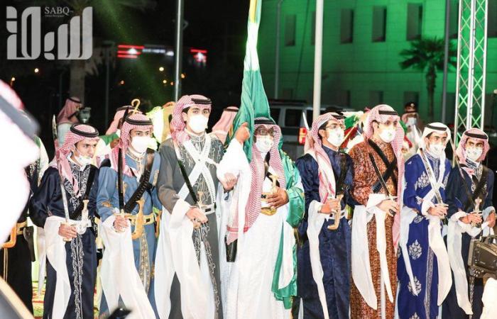 شاهد..أمير الرياض بالنيابة يشارك الطلاب العرضة في حفل "التعليم" بيوم الوطن