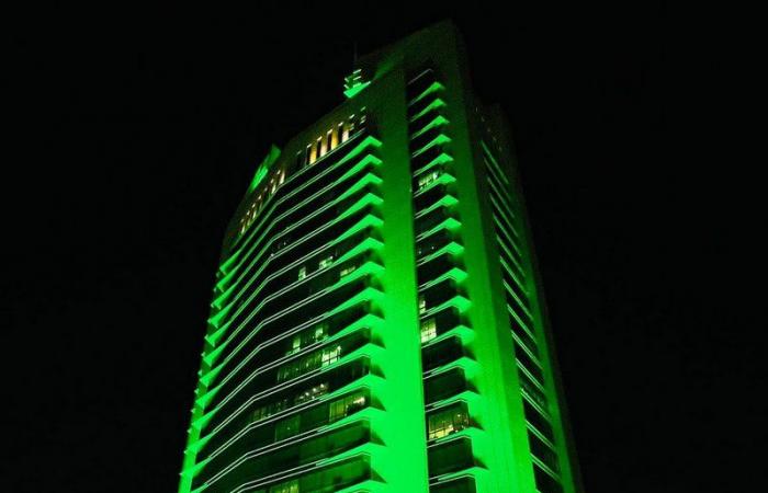 بالصور .. صور القيادة الرشيدة واللون الأخضر يزين برج ومباني ومرافق "الشؤون الإسلامية"