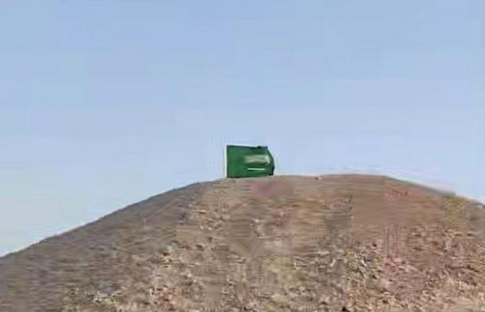 مقيمان مصريان يرفعان العلم السعودي في أعلى قمة جبل مطلول في عريعرة