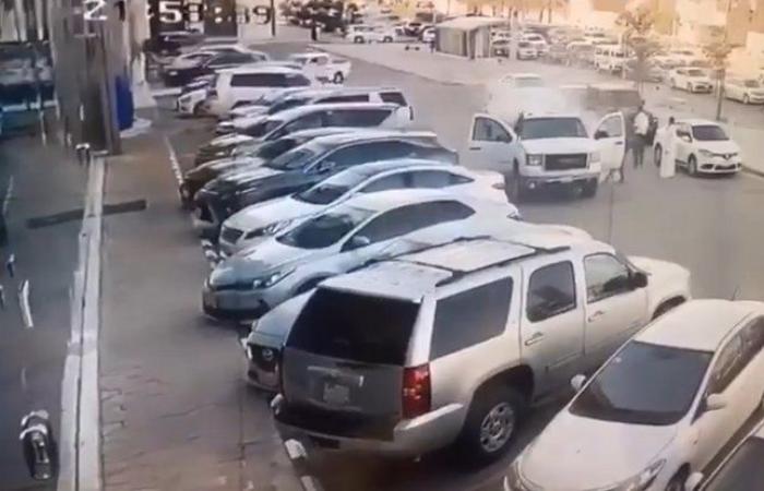 شاهد.. شجاعة مواطن تنقذ موقف سيارات من كارثة حريق في الرياض