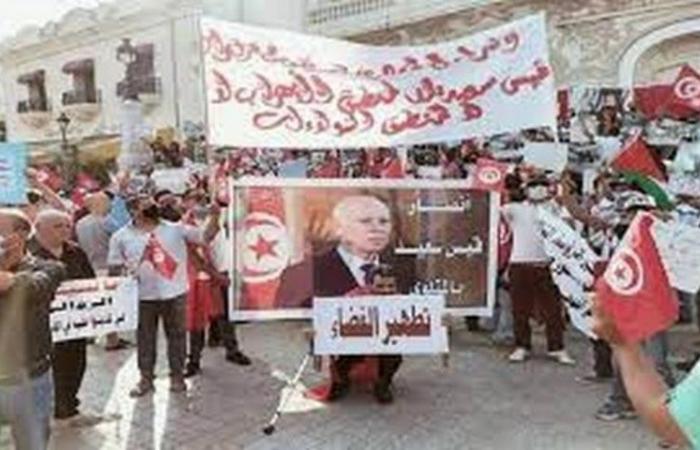 "كلنا قيس".. آلاف التونسيين يتظاهرون دعماً لقرارات الرئيس