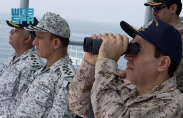 القوات البحرية تنفذ رماية بالصواريخ في منطقة عمليات تمرين "مناورات نسيم"
