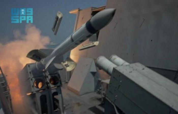 القوات البحرية تنفذ رماية بالصواريخ في منطقة عمليات تمرين "مناورات نسيم"