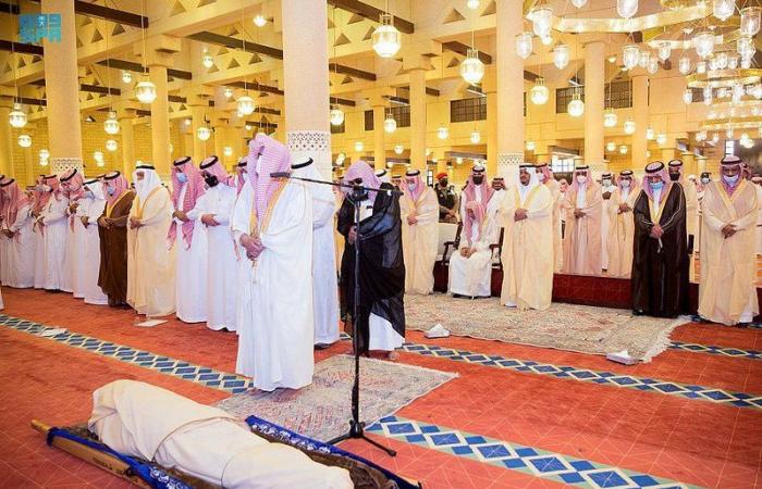 أمير الرياض بالنيابة يؤدي صلاة الميت على الأمير عبدالله بن محمد