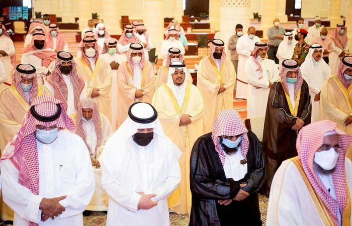 أمير الرياض بالنيابة يؤدي صلاة الميت على الأمير عبدالله بن محمد