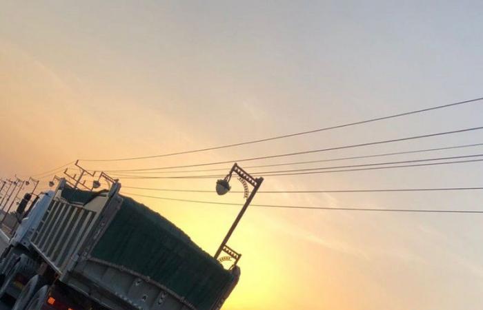 طُرق شمال الرياض تصارع للبقاء.. إتلاف ودمار تحت عجلات "شاحنات نقل الرمال" بشقراء