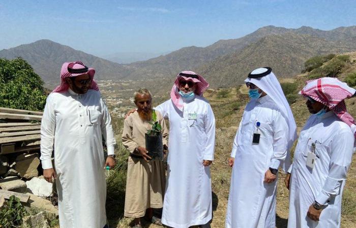 محافظ المجاردة ومديرو الإدارات في زيارة لجبل ريمان ومزرعة المسن "الحسيني"