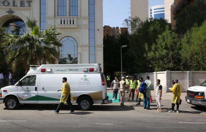 شاهد.. "فرضية حريق" تخلي نزلاء فندق سكني في مكة