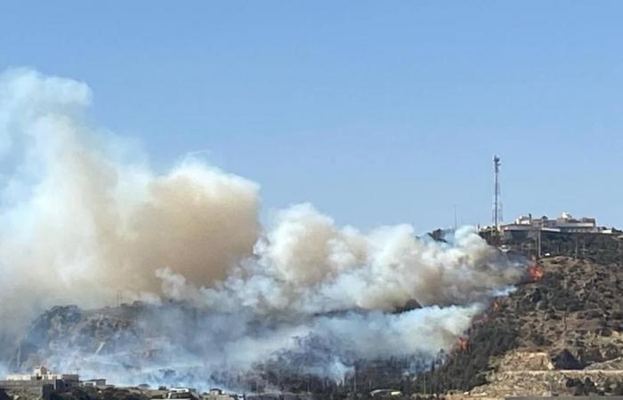 بالصور .. السيطرة على حريق في جبل ناصر بالنماص