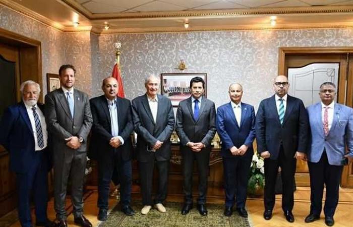 وزير الرياضة يلتقي رئيس الاتحاد الدولي والمصري للسباحه