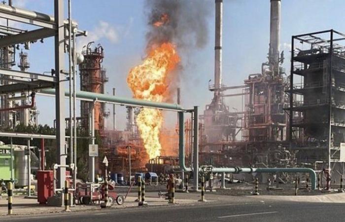 شركة البترول الكويتية: إصابات طفيفة وحالات اختناق في حريق مصفاة الأحمدي