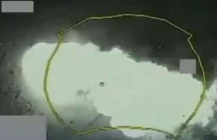 بالفيديو.. جندية سعودية تدير عملية عسكرية لقصف موقع حوثي
